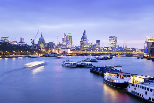 Großbritannien, London, Skyline mit Themse in der Morgendämmerung - BRF001339