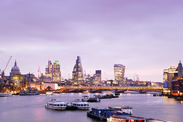 Großbritannien, London, Skyline mit Themse in der Morgendämmerung - BRF001340