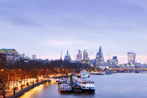 Großbritannien, London, Skyline mit Themse in der Morgendämmerung - BRF001341