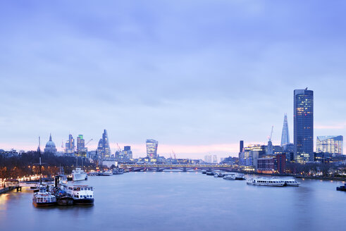 Großbritannien, London, Skyline mit Themse in der Morgendämmerung - BRF001342