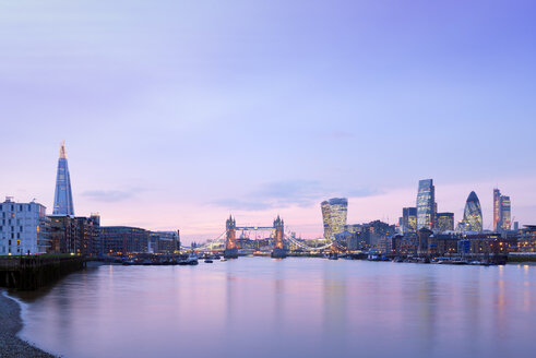 Großbritannien, London, Skyline mit Themse und Tower Bridge in der Morgendämmerung - BRF001343