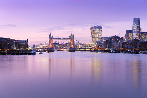 Großbritannien, London, Skyline mit Themse und Tower Bridge in der Abenddämmerung - BRF001344