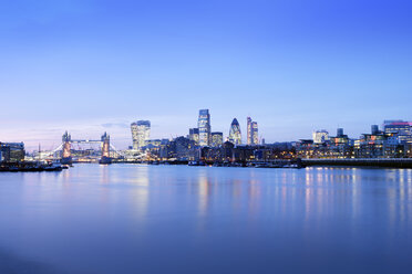 Großbritannien, London, Skyline mit Themse und Tower Bridge zur blauen Stunde - BRF001345