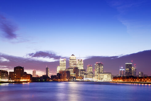 Vereinigtes Königreich, London, Skyline mit Canary Wharf-Wolkenkratzern in der Morgendämmerung - BRF001347
