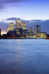 Vereinigtes Königreich, London, Skyline mit Canary Wharf-Wolkenkratzern in der Morgendämmerung - BR001349