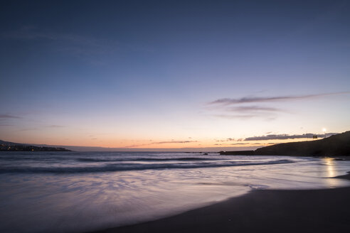 Spanien, Teneriffa, Sonnenaufgang am Meer - SIPF000391