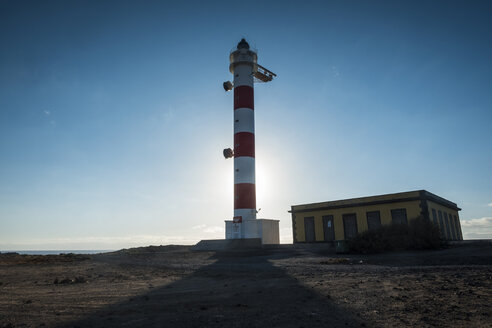 Spanien, Teneriffa, Leuchtturm an der Atlantikküste am Morgen - SIPF000393
