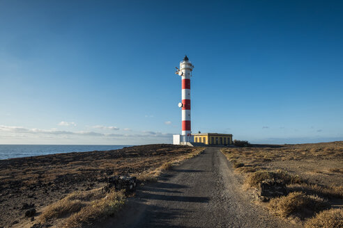 Spanien, Teneriffa, Leuchtturm an der Atlantikküste am Morgen - SIPF000394