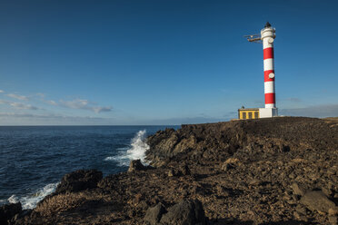 Spanien, Teneriffa, Leuchtturm an der Atlantikküste am Morgen - SIPF000395