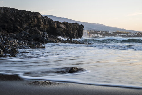 Spanien, Teneriffa, Landschaft am Meer bei Sonnenaufgang - SIPF000397