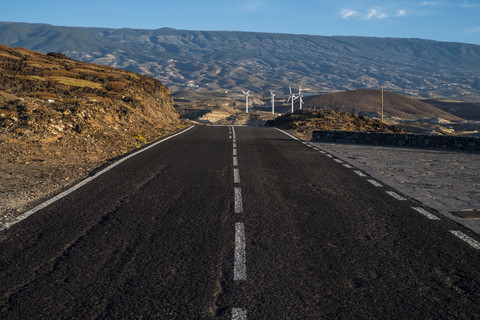 Spanien, Kanarische Inseln, Teneriffa, Straße und Windpark, lizenzfreies Stockfoto