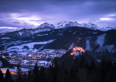 Österreich, Salzburger Land, Burg Hohenwerfen am Abend, lizenzfreies Stockfoto