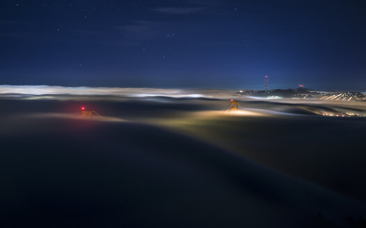 USA, San Francisco, Golden Gate Brücke im Nebel bei Nacht - STCF000212