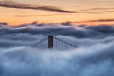 USA, San Francisco, Golden Gate Bridge im Nebel bei Sonnenuntergang - STCF000214