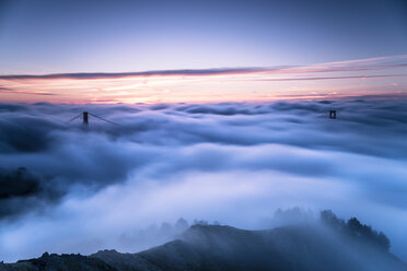USA, San Francisco, Golden Gate Bridge im Nebel bei Sonnenaufgang - STCF000215