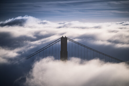 USA, San Francisco, Golden Gate Bridge im Morgennebel - STCF000216