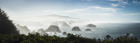 USA, Kalifornien, Felsformationen am Highway 1, lizenzfreies Stockfoto