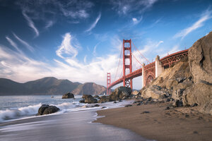 USA, Kalifornien, Golden Gate Bridge in den Abendstunden - STCF000226