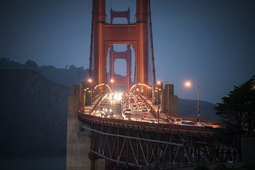 USA, Kalifornien, Rushhour auf der Golden Gate Bridge am Abend - STCF000227