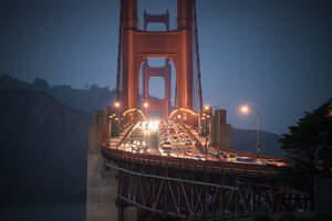 USA, Kalifornien, Rushhour auf der Golden Gate Bridge am Abend - STCF000227