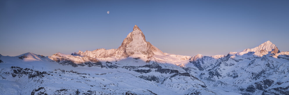 Schweiz, Zermatt, Penninische Alpen, Blick zum Matterhorn bei Sonnenaufgang, Panorama - STCF000229