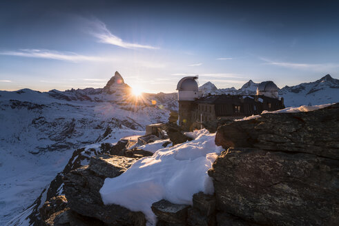 Schweiz, Zermatt, Gornergrat, Matterhorn Kulm Hotel bei Sonnenuntergang - STCF000231