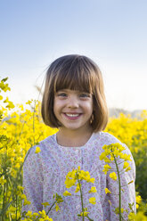 Porträt eines lächelnden kleinen Mädchens im Rapsfeld - LVF004803