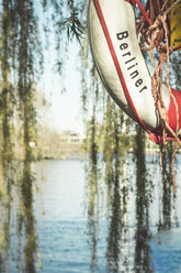 Deutschland, Berlin, Berliner Rettungsring am See - CMF000401