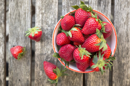 Schale mit Erdbeeren auf Holz - SARF002703