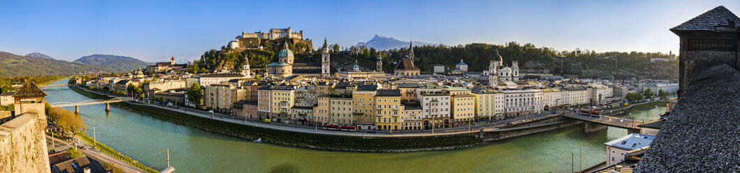 Österreich, Salzburg, Stadtbild mit Fluss Salzach - HAMF000183