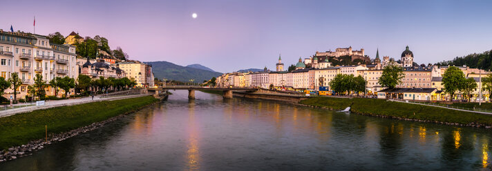 Österreich, Salzburg, Stadtbild mit Fluss Salzach - HAMF000186