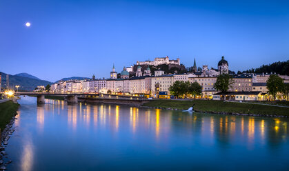 Österreich, Salzburg, Stadtbild mit Fluss Salzach bei Nacht - HAM000187
