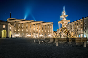 Austria, Salzburg, Residenzbrunnen and Getreidegasse at night - HAMF000188