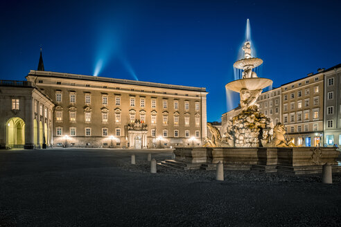 Österreich, Salzburg, Residenzbrunnen und Getreidegasse bei Nacht - HAMF000188