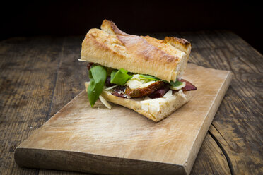 Sandwich, französisches Weißbrot, geräucherter Schinken, Basilikum, getrocknete Tomate und Parmesan - LVF004806