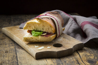Sandwich, französisches Weißbrot, geräucherter Schinken, Basilikum, getrocknete Tomate und Parmesan - LVF004808