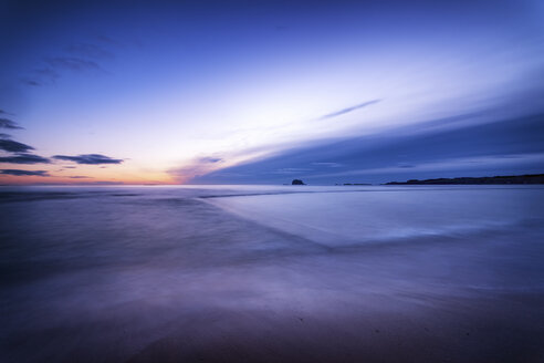 Schottland, East Lothian, North Berwick Beach, Sonnenaufgang über dem überfluteten Yachthafen - SMAF000463