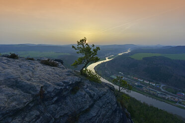 Deutschland, Sachsen, Sächsische Schweiz, Elbsandsteingebirge, Fluss Elbe bei Sonnenuntergang - FDF000153