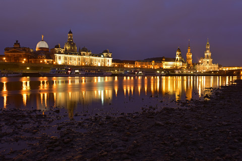 Deutschland, Sachsen, Dresden, Altstadt und Elbe bei Nacht, lizenzfreies Stockfoto