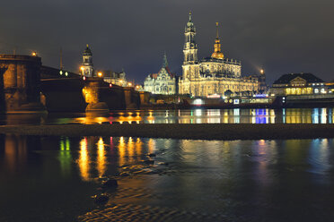 Deutschland, Sachsen, Dresden, Altstadt, Brücke und Elbe bei Nacht - FDF000155