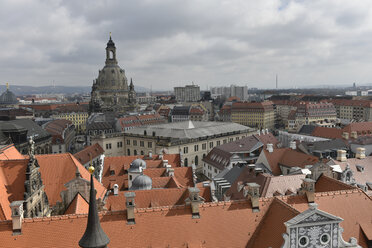 Deutschland, Sachsen, Dresden, Altstadt, Blick auf die Frauenkirche - FDF000158