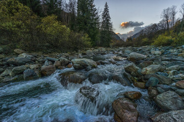 Italien, Piemont, Lanzo-Tal, Fluss bei Sonnenuntergang - LOMF000257