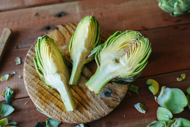 Sliced artichoke on wood - KIJF000357