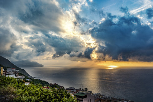 Italien, Kalabrien, Wolken über dem Tyrrhenischen Meer, Regenwolken - CSTF001047