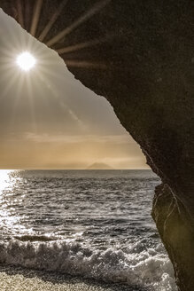 Italien, Kalabrien, Tropea, Höhle am Strand, Blick auf Stromboli am Abend - CSTF001052