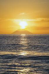 Italien, Sizilien, Äolische Inseln, Blick auf Isola Stromboli bei Sonnenuntergang - CSTF001053