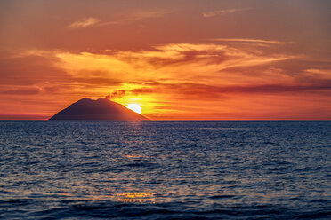 Italien, Sizilien, Äolische Inseln, Blick auf Isola Stromboli bei Sonnenuntergang - CSTF001054