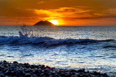Italien, Sizilien, Äolische Inseln, Blick auf Isola Stromboli bei Sonnenuntergang - CSTF001055