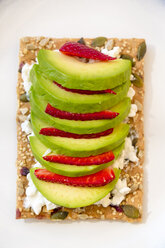 Knäckebrot mit Hüttenkäse und Scheiben von Avocado und Erdbeere - SARF002709