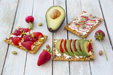 Three crispbreads with different toppings - SARF002711